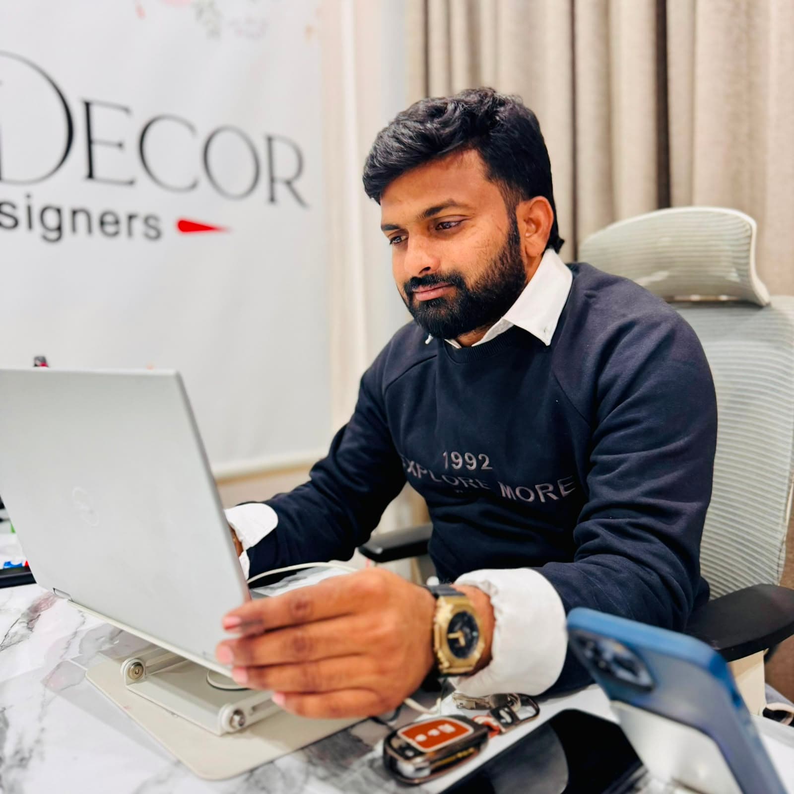 Vinod Madapati at work, V Dream Decor Interiors